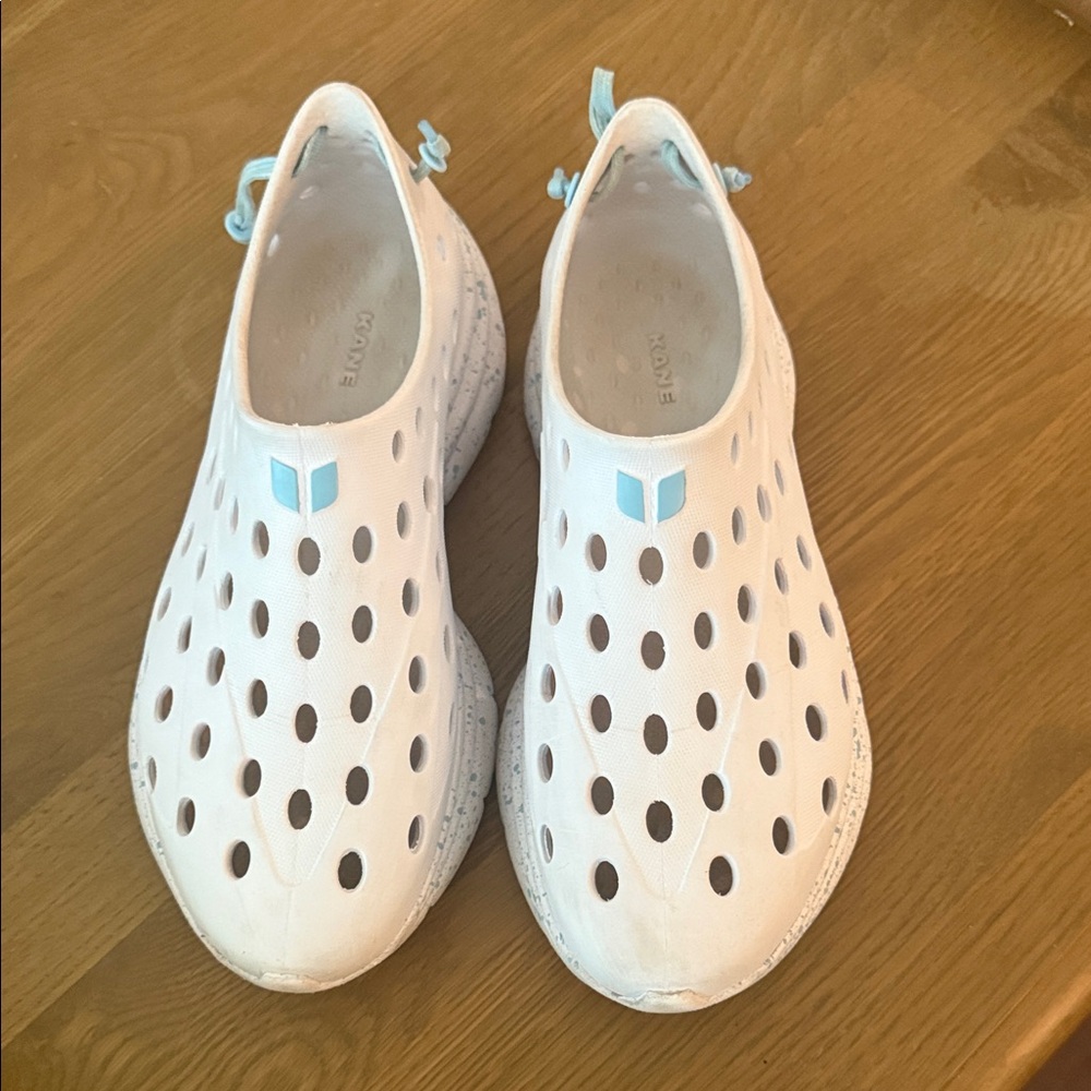 KANE recovery shoe. White and blue. M5/W7